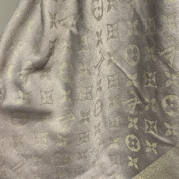 Chic Louis Vuitton scarf - Picture 3 of 9